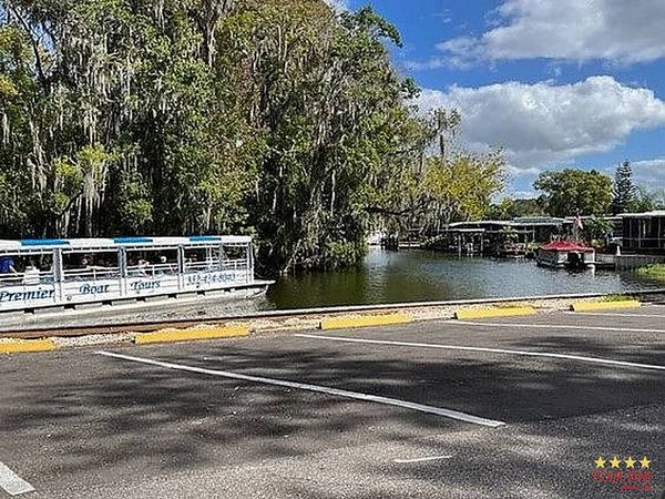 189 S Tara Dr, Tavares FL 32778