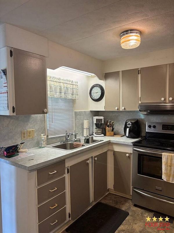 35 Cocos Plumosa Drive, Eustis FL 32726