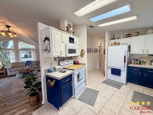 319 Kingslake Dr, DeBary FL 32713